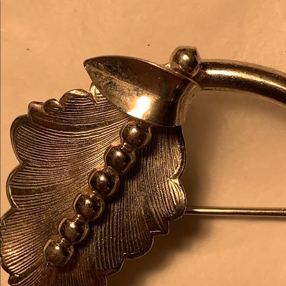 Minimalist circle/leaf brooch statement piece - Picture 4 of 8